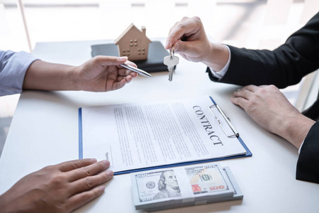 房屋經(jīng)紀中的魅力形象 攝圖新視界中吸引人的美麗男孩相似素材圖片