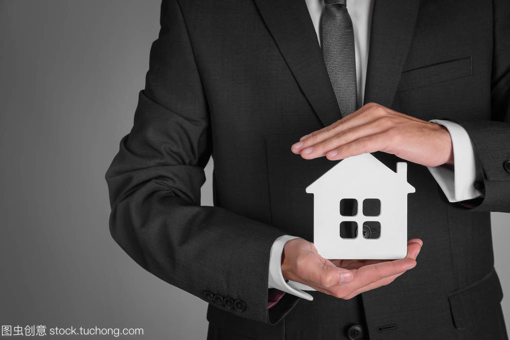 房地產(chǎn)經(jīng)紀人與房屋模型 現(xiàn)代房產(chǎn)交易的雙重支柱