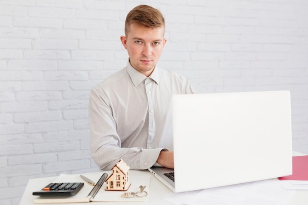 數字化房地產經紀人 膝上型計算機與專業形象的完美融合